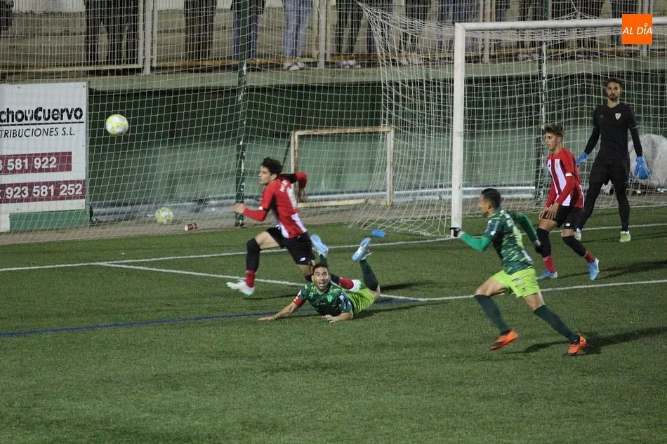 Foto 8 - El Guijuelo resurge para ganar con autoridad en casa al Bilbao Athletic (2-0)