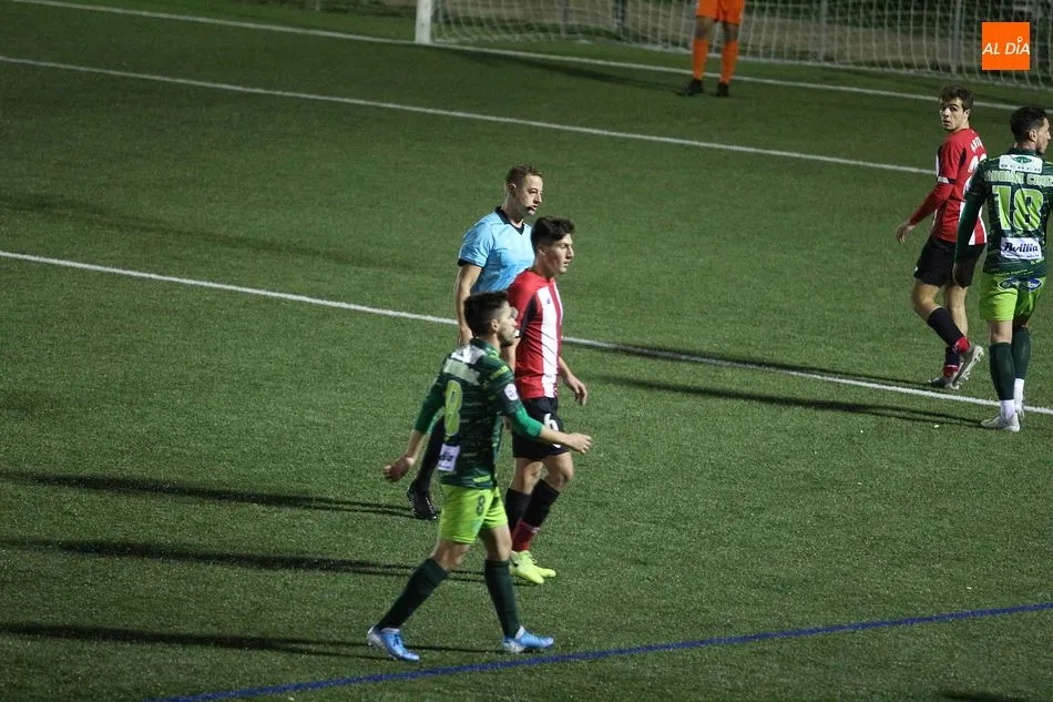 Foto 7 - El Guijuelo resurge para ganar con autoridad en casa al Bilbao Athletic (2-0)