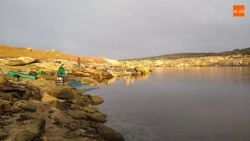La Sociedad Charra celebra el Campeonato del Pavo de pesca en el embalse de Almendra  