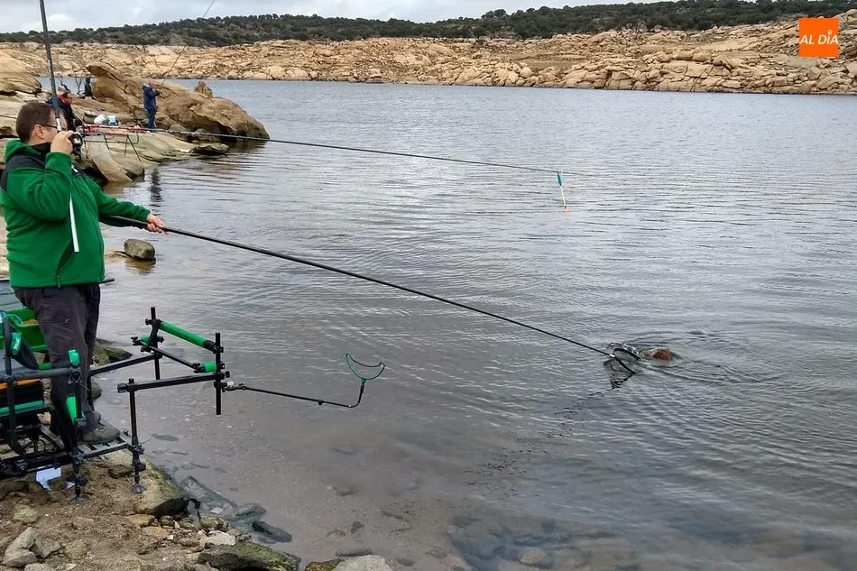 Foto 6 - La Sociedad Charra celebra el Campeonato del Pavo de pesca en el embalse de Almendra  