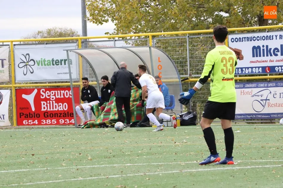 Foto 11 - El Ribert B pincha en casa ante el Villares de la Reina (2-3) y aprieta la Provincial de Aficionados