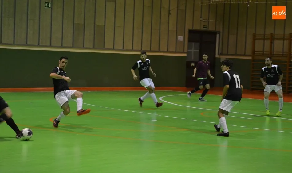 Foto 5 - Jorge Crespo y Jos&eacute; le dan la victoria al III Senior ante el Inter Sala en un minuto final de...