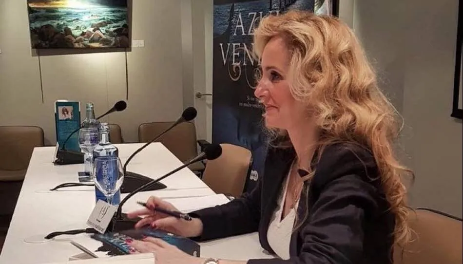 Marina G. Torrús durante una firma de libros / Twitter Marina G. Torrús