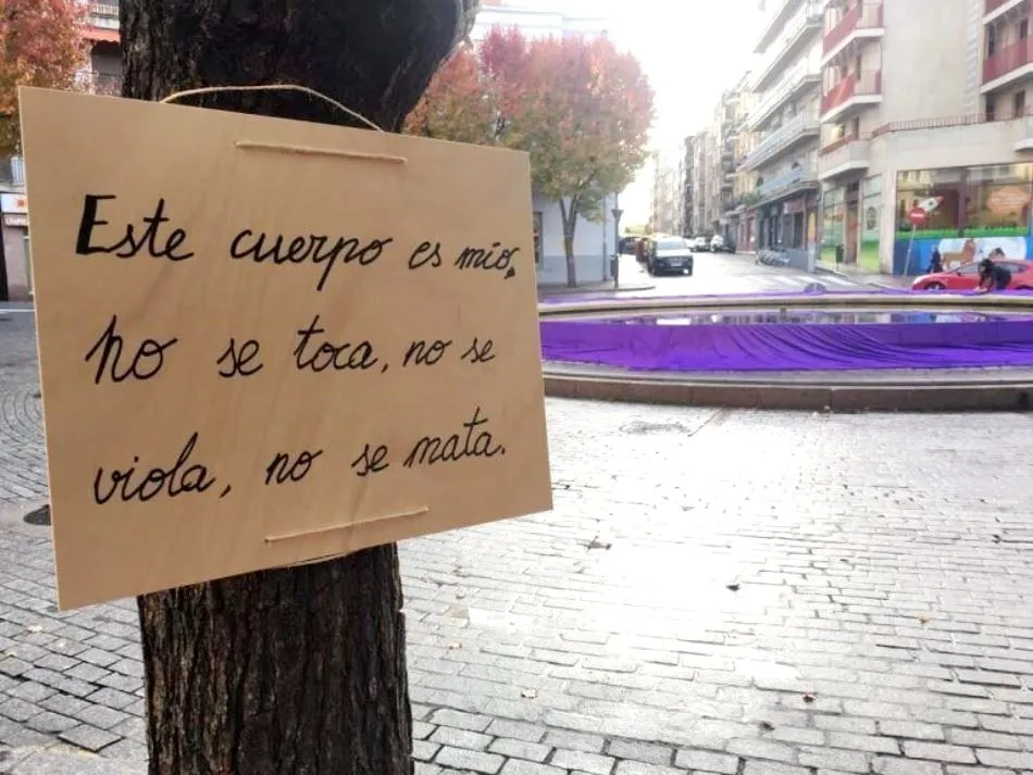 Foto 7 - El D&iacute;a contra la Violencia de G&eacute;nero cubre de morado la fuente de la Plaza del Oeste