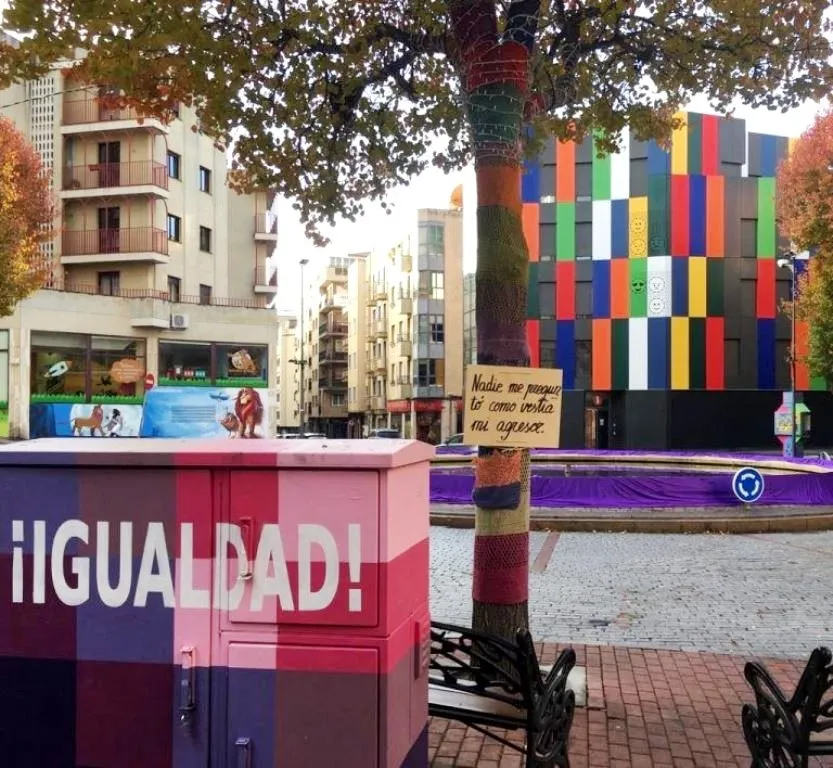 Foto 8 - El D&iacute;a contra la Violencia de G&eacute;nero cubre de morado la fuente de la Plaza del Oeste