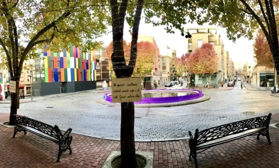 Foto 9 - El D&iacute;a contra la Violencia de G&eacute;nero cubre de morado la fuente de la Plaza del Oeste