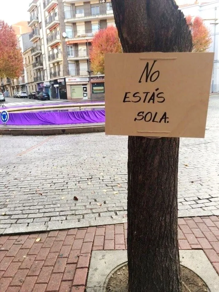 Foto 6 - El D&iacute;a contra la Violencia de G&eacute;nero cubre de morado la fuente de la Plaza del Oeste