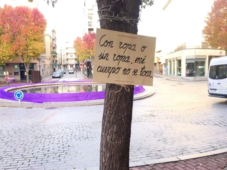 Foto 5 - El D&iacute;a contra la Violencia de G&eacute;nero cubre de morado la fuente de la Plaza del Oeste