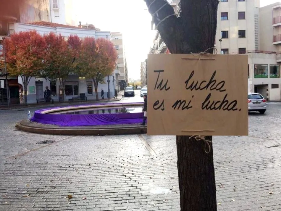Foto 4 - El D&iacute;a contra la Violencia de G&eacute;nero cubre de morado la fuente de la Plaza del Oeste
