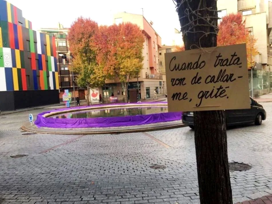 Foto 3 - El D&iacute;a contra la Violencia de G&eacute;nero cubre de morado la fuente de la Plaza del Oeste