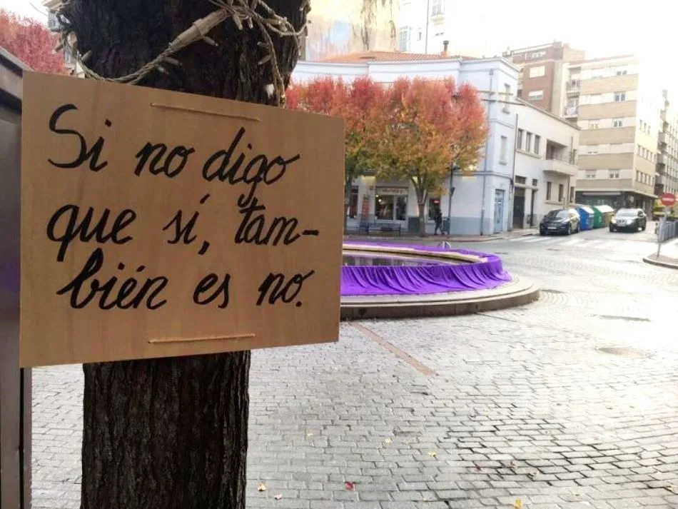 Foto 2 - El D&iacute;a contra la Violencia de G&eacute;nero cubre de morado la fuente de la Plaza del Oeste