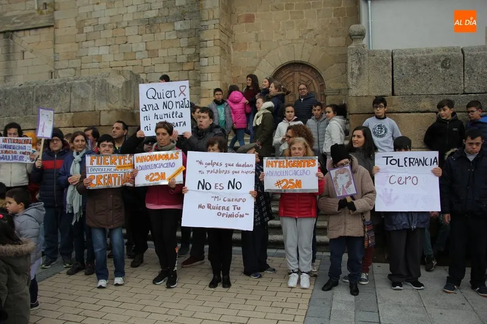 Foto 10 - Vitigudino manifiesta su rechazo a la violencia de g&eacute;nero