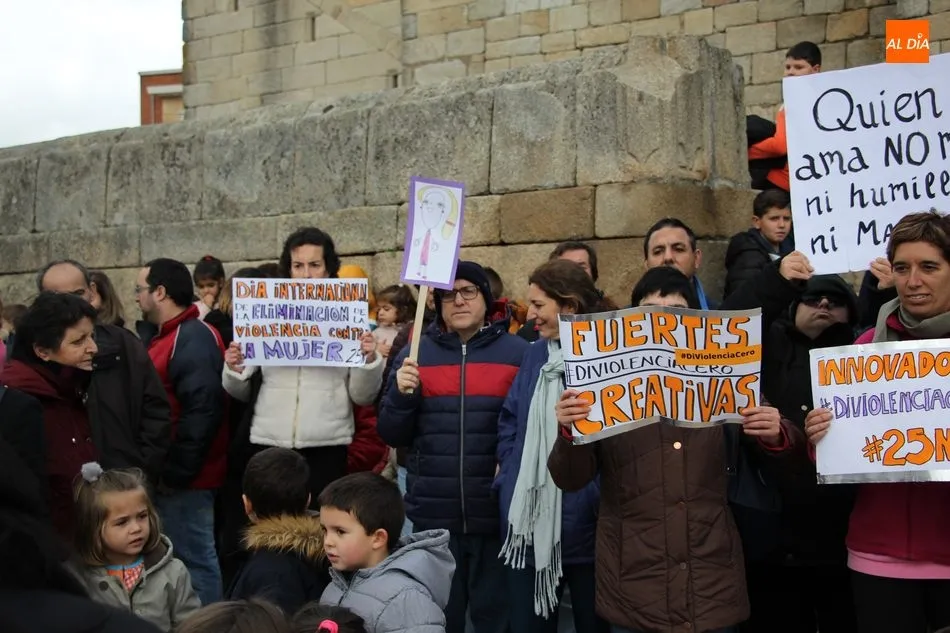 Foto 9 - Vitigudino manifiesta su rechazo a la violencia de g&eacute;nero