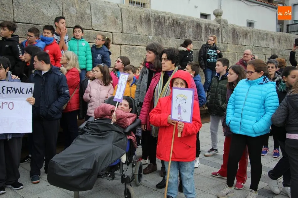 Foto 7 - Vitigudino manifiesta su rechazo a la violencia de g&eacute;nero