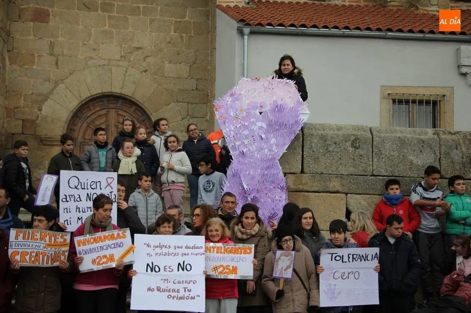 Foto 5 - Vitigudino manifiesta su rechazo a la violencia de g&eacute;nero