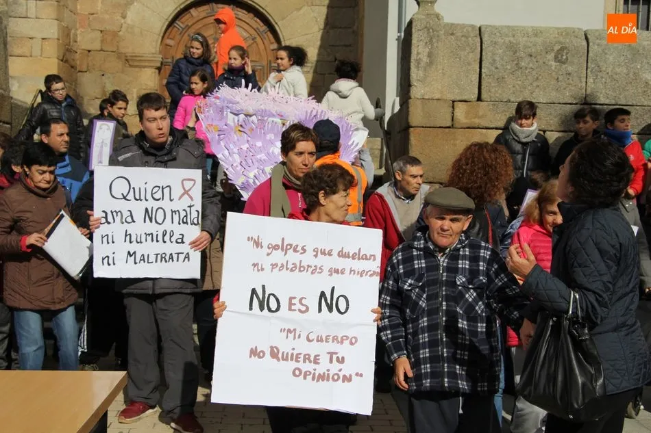 Foto 4 - Vitigudino manifiesta su rechazo a la violencia de g&eacute;nero