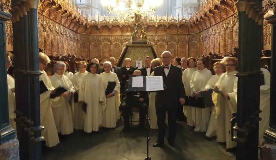 La Coral Dámaso Ledesma anima la misa dominical en la Catedral  
