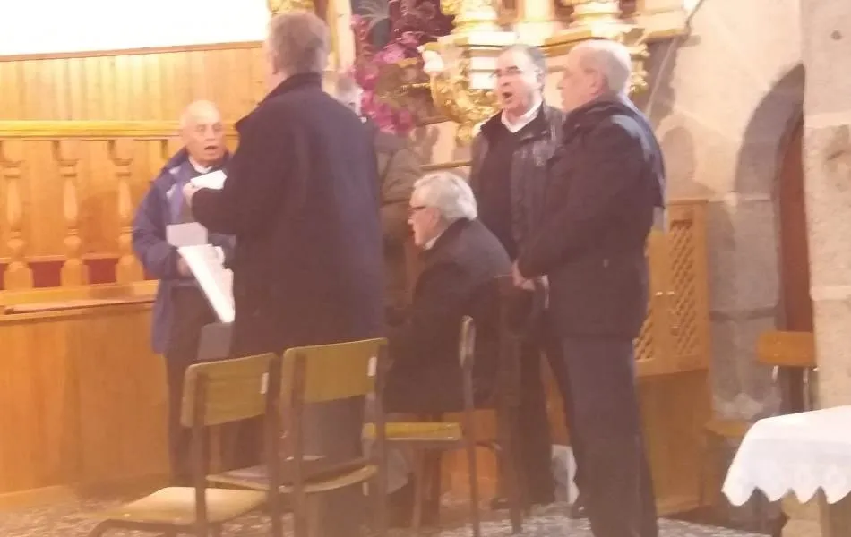 Foto 3 - Los miembros de la Pe&ntilde;a Gutenberg cantan en Tamames para honrar al Cristo del Amparo  