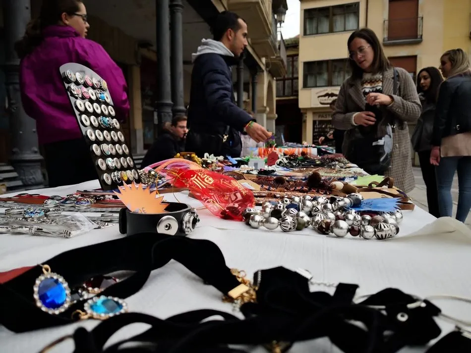 Foto 9 - Exitoso mercadillo solidario a favor de la cofrad&iacute;a de la Cruz y del Amor