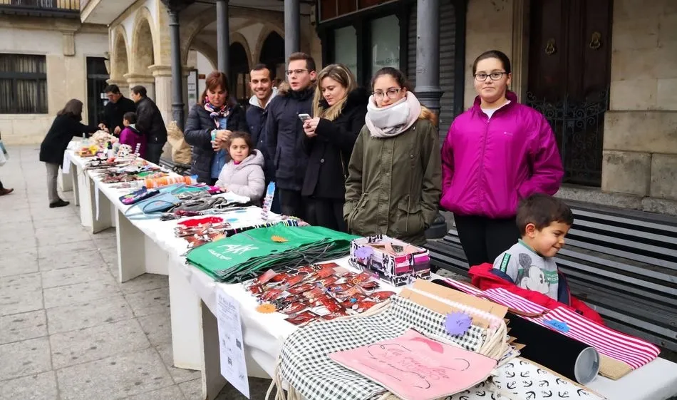 Mercadillo solidario a favor de la cofradía de la Cruz y del Amor
