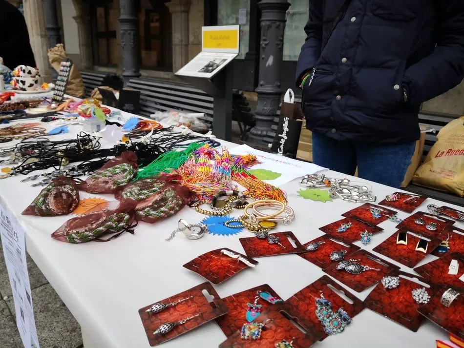 Foto 7 - Exitoso mercadillo solidario a favor de la cofrad&iacute;a de la Cruz y del Amor