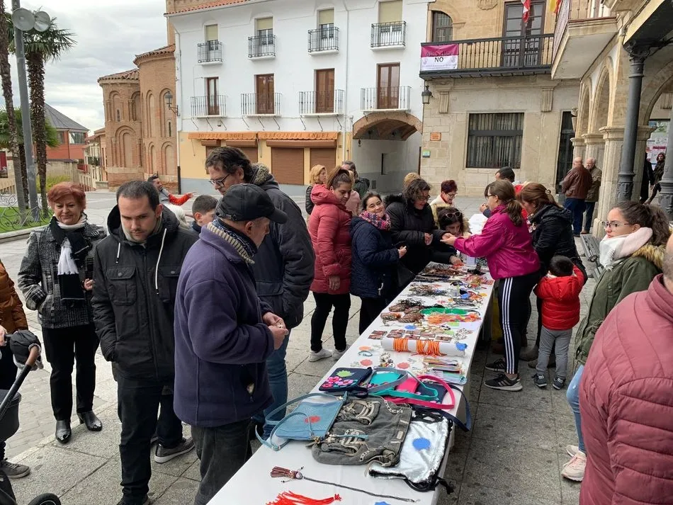 Foto 6 - Exitoso mercadillo solidario a favor de la cofrad&iacute;a de la Cruz y del Amor
