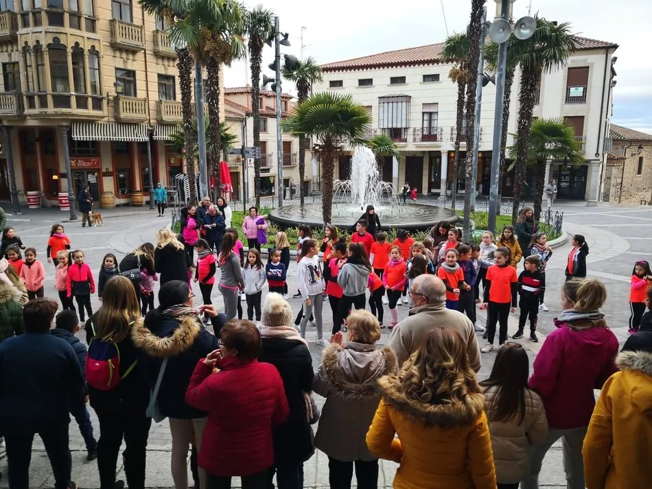 Foto 10 - Exitoso mercadillo solidario a favor de la cofrad&iacute;a de la Cruz y del Amor