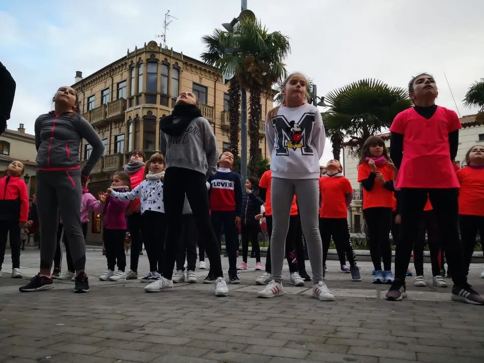 Foto 5 - Exitoso mercadillo solidario a favor de la cofrad&iacute;a de la Cruz y del Amor