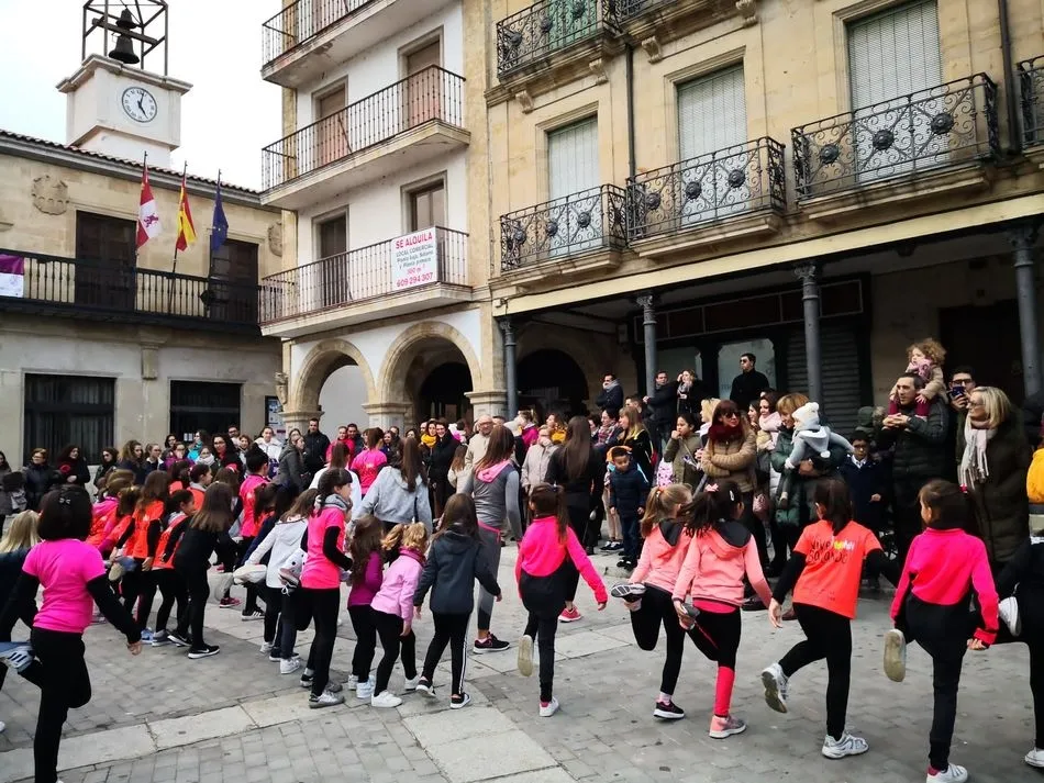 Foto 3 - Exitoso mercadillo solidario a favor de la cofrad&iacute;a de la Cruz y del Amor