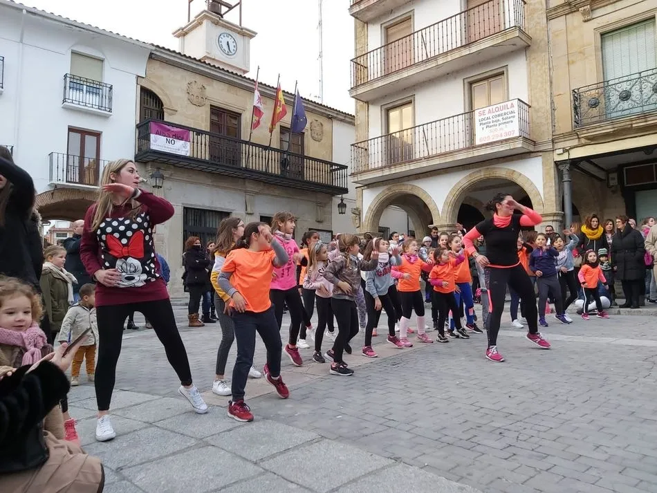 Foto 2 - Exitoso mercadillo solidario a favor de la cofrad&iacute;a de la Cruz y del Amor