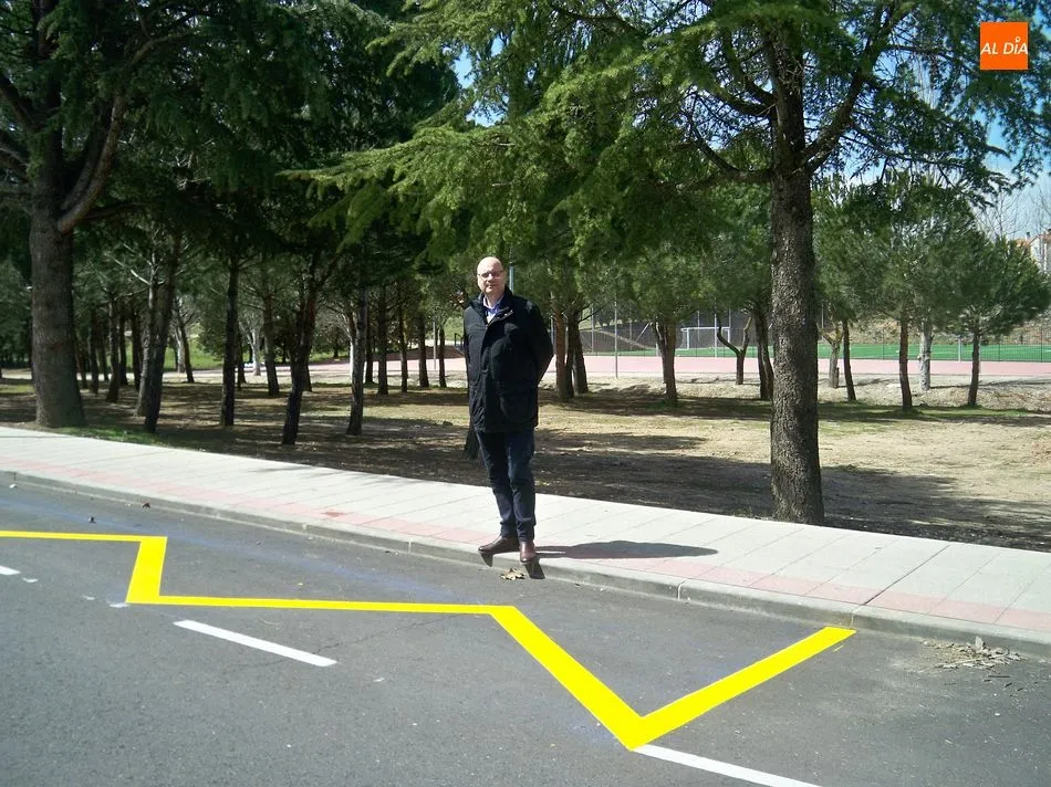 El concejal de Transporte, Jesús Hernández, en la parada que realizará el autobús a Santa Marta a demanda de los usuarios