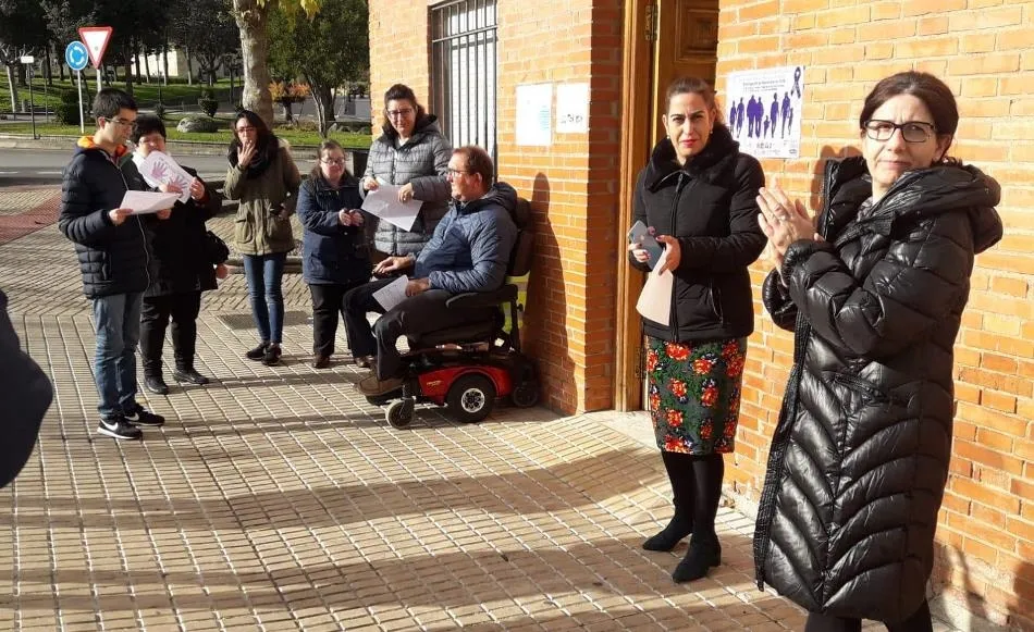 El Centro de Educación de Personas Adultas recuerda a las víctimas de violencia de género  