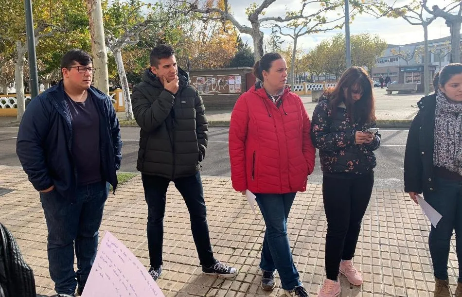 Foto 2 - El Centro de Educaci&oacute;n de Personas Adultas recuerda a las v&iacute;ctimas de violencia de g&eacute;nero  
