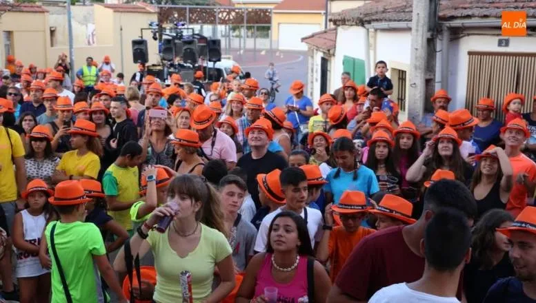 Vecinos de Doñinos durante los festejos de verano. Foto: Archivo