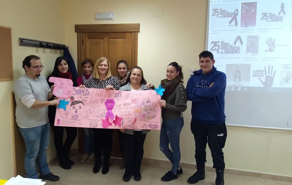 Foto 2 - Los alumnos de la acci&oacute;n formativa &lsquo;El SAD en Alto &Aacute;gueda&rsquo; conmemoran el 25N  