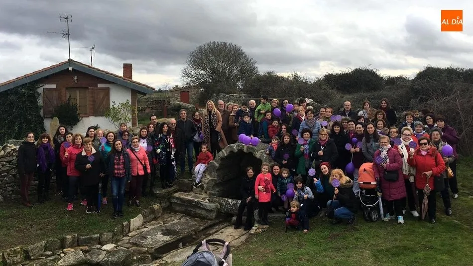 Los participantes en esta jornada reivindicativa se reunieron en torno a la fuente romana / E. Corredera