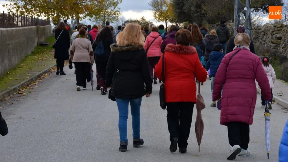 Foto 4 - Lumbrales camina unido por la eliminaci&oacute;n de la violencia contra la mujer