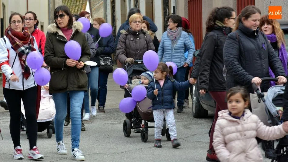 Foto 5 - Lumbrales camina unido por la eliminaci&oacute;n de la violencia contra la mujer