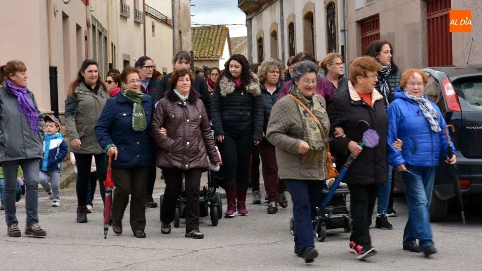 Foto 6 - Lumbrales camina unido por la eliminaci&oacute;n de la violencia contra la mujer