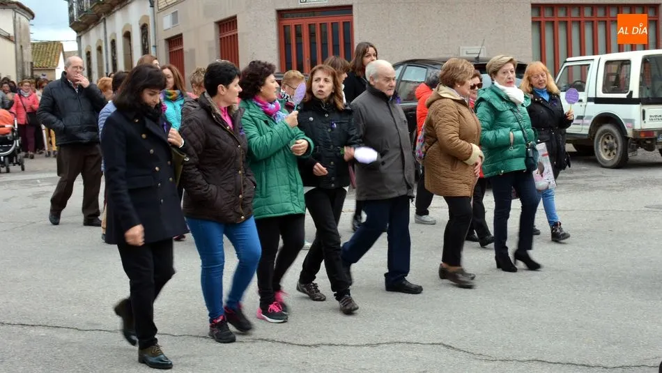 Foto 8 - Lumbrales camina unido por la eliminaci&oacute;n de la violencia contra la mujer