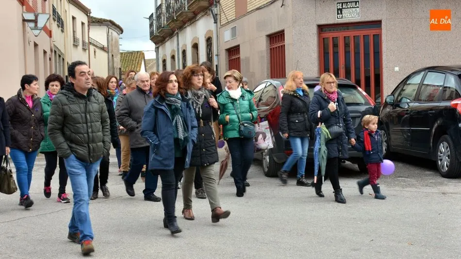 Foto 9 - Lumbrales camina unido por la eliminaci&oacute;n de la violencia contra la mujer