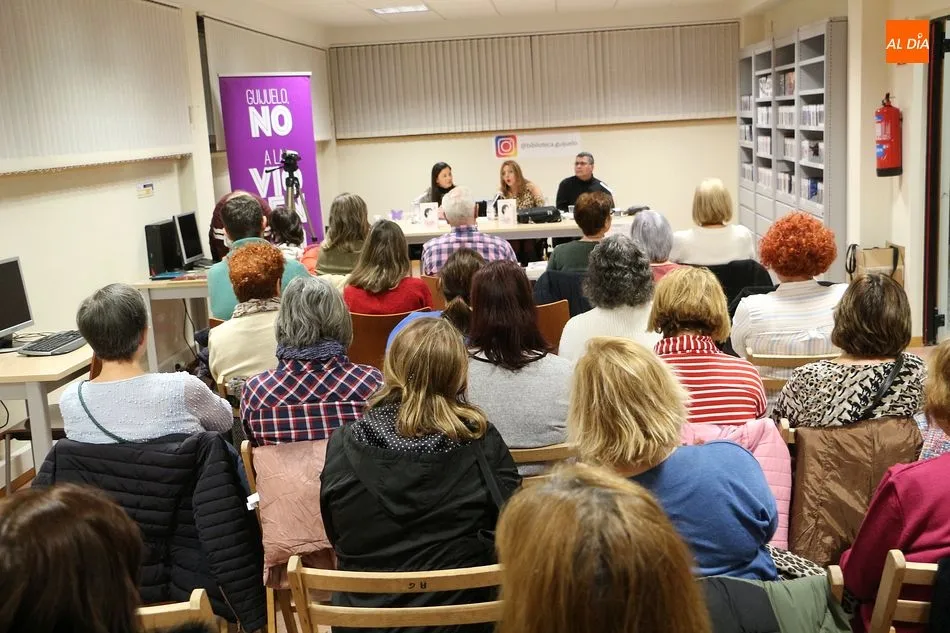 Foto 11 - Almudena Merino comparte su visi&oacute;n de la violencia de g&eacute;nero con los guijuelenses