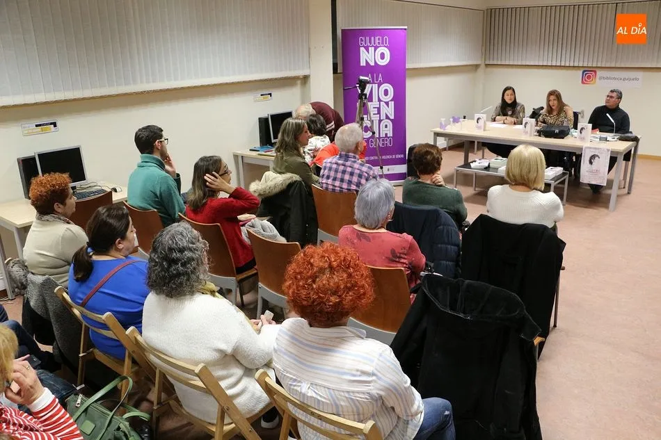 Foto 7 - Almudena Merino comparte su visi&oacute;n de la violencia de g&eacute;nero con los guijuelenses