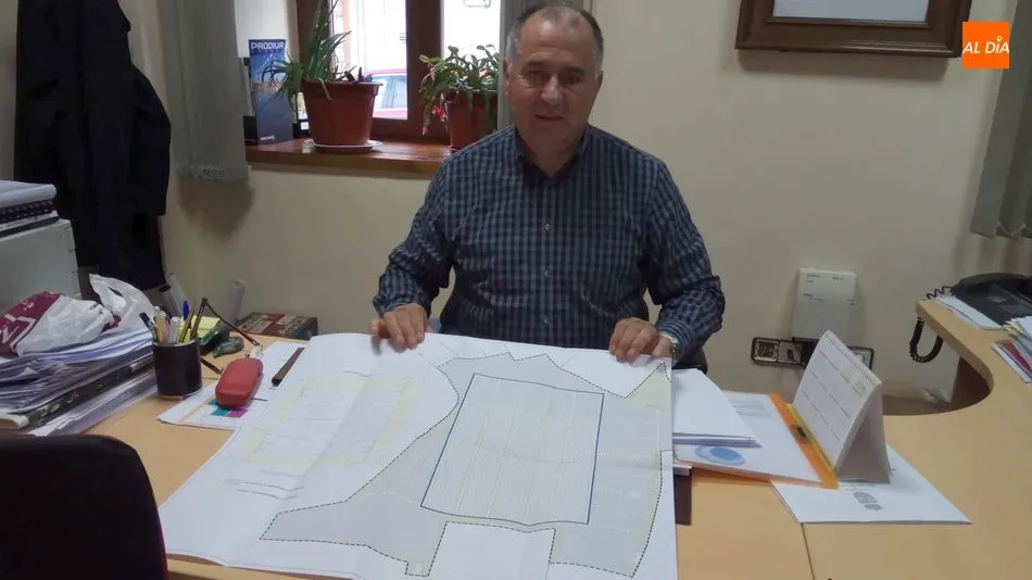 Julián Martín con los planos del nuevo pavimento de granito de la Plaza de Villarino / CORRAL