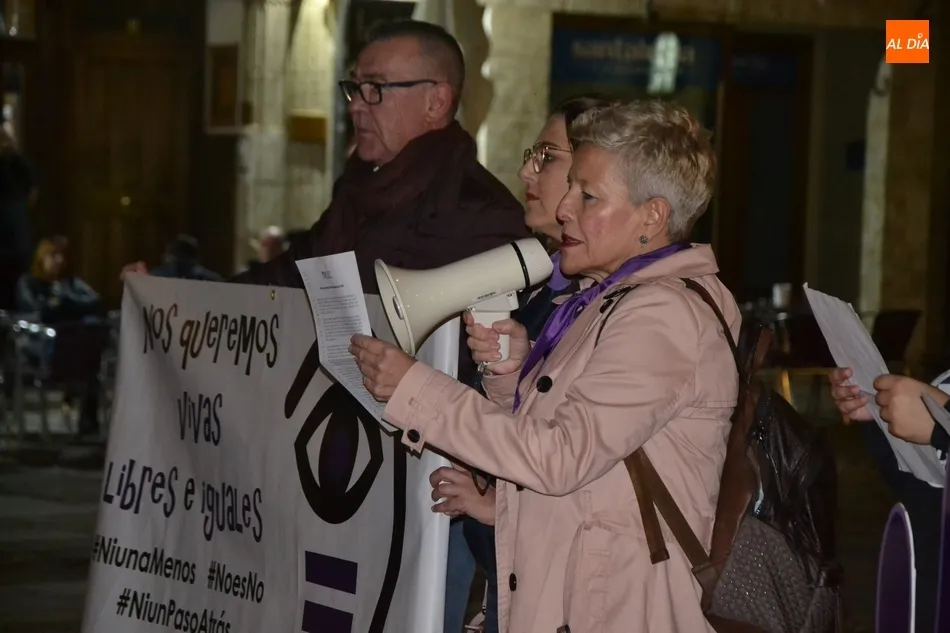 Foto 11 - M&aacute;s de 200 personas salen a las calles mirobrigenses para &ldquo;gritar por las que ya no est&aacute;n&rdquo;  