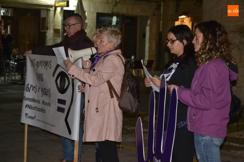 Foto 10 - M&aacute;s de 200 personas salen a las calles mirobrigenses para &ldquo;gritar por las que ya no est&aacute;n&rdquo;  