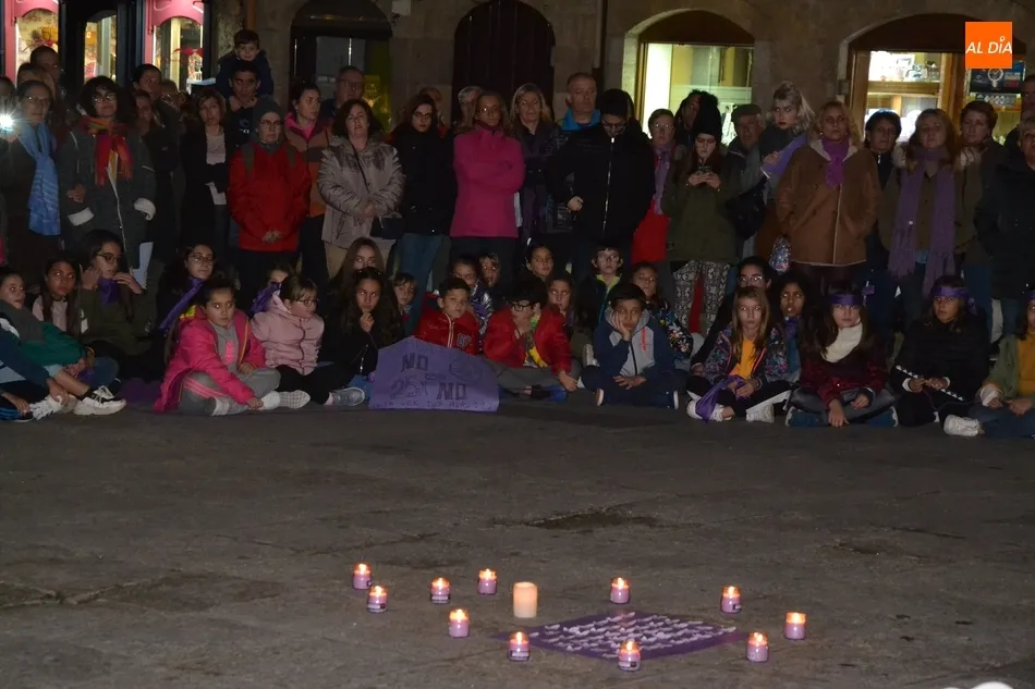 Foto 7 - M&aacute;s de 200 personas salen a las calles mirobrigenses para &ldquo;gritar por las que ya no est&aacute;n&rdquo;  