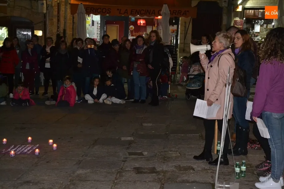 Foto 5 - M&aacute;s de 200 personas salen a las calles mirobrigenses para &ldquo;gritar por las que ya no est&aacute;n&rdquo;  