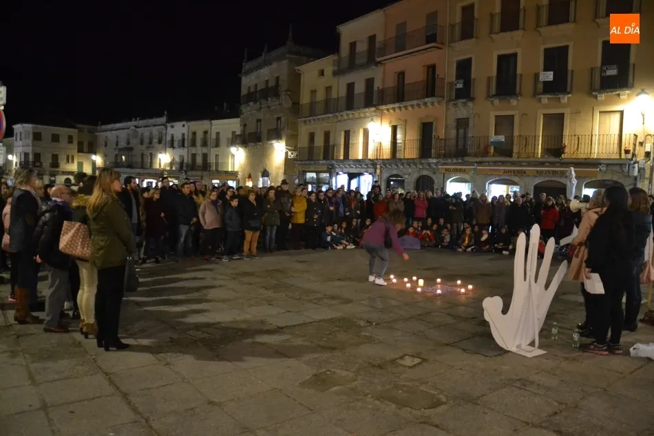 Foto 9 - M&aacute;s de 200 personas salen a las calles mirobrigenses para &ldquo;gritar por las que ya no est&aacute;n&rdquo;  
