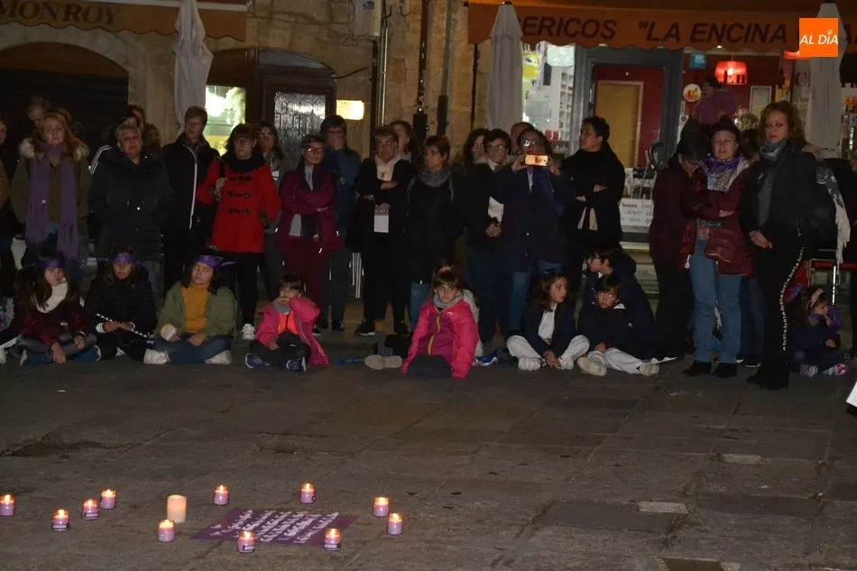 Foto 4 - M&aacute;s de 200 personas salen a las calles mirobrigenses para &ldquo;gritar por las que ya no est&aacute;n&rdquo;  